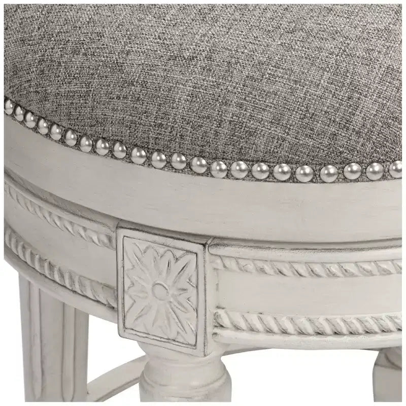 55 Downing Street Tabouret de bar pivotant Oliver Wood Blanc vieilli 24 1/2 po de haut Coussin rond étain traditionnel avec repose-pieds pour îlot de cuisine