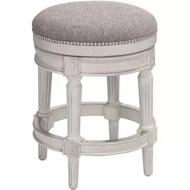 55 Downing Street Tabouret de bar pivotant Oliver Wood Blanc vieilli 24 1/2 po de haut Coussin rond étain traditionnel avec repose-pieds pour îlot de cuisine