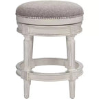 55 Downing Street Tabouret de bar pivotant Oliver Wood Blanc vieilli 24 1/2 po de haut Coussin rond étain traditionnel avec repose-pieds pour îlot de cuisine