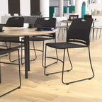 Flash Furniture Série HERCULES Ensemble de 5 chaises empilables en plastique de qualité commerciale, capacité 300 kg, avec piètement luge enduit de poudre et poignée de transport intégrée