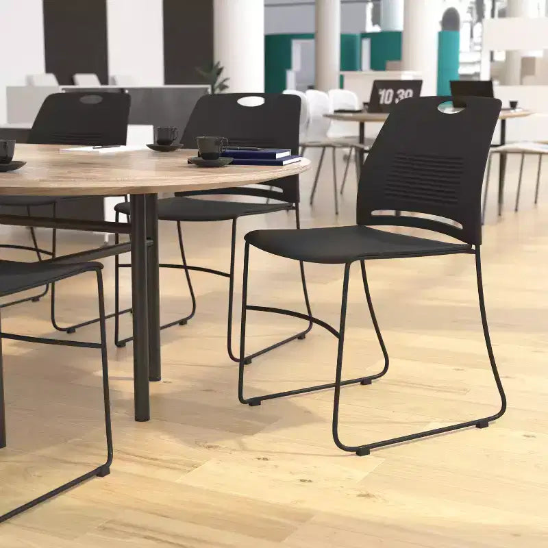 Flash Furniture Série HERCULES Ensemble de 5 chaises empilables en plastique de qualité commerciale, capacité 300 kg, avec piètement luge enduit de poudre et poignée de transport intégrée