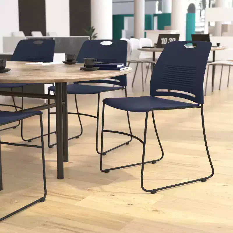 Flash Furniture Série HERCULES Ensemble de 5 chaises empilables en plastique de qualité commerciale, capacité 300 kg, avec piètement luge enduit de poudre et poignée de transport intégrée