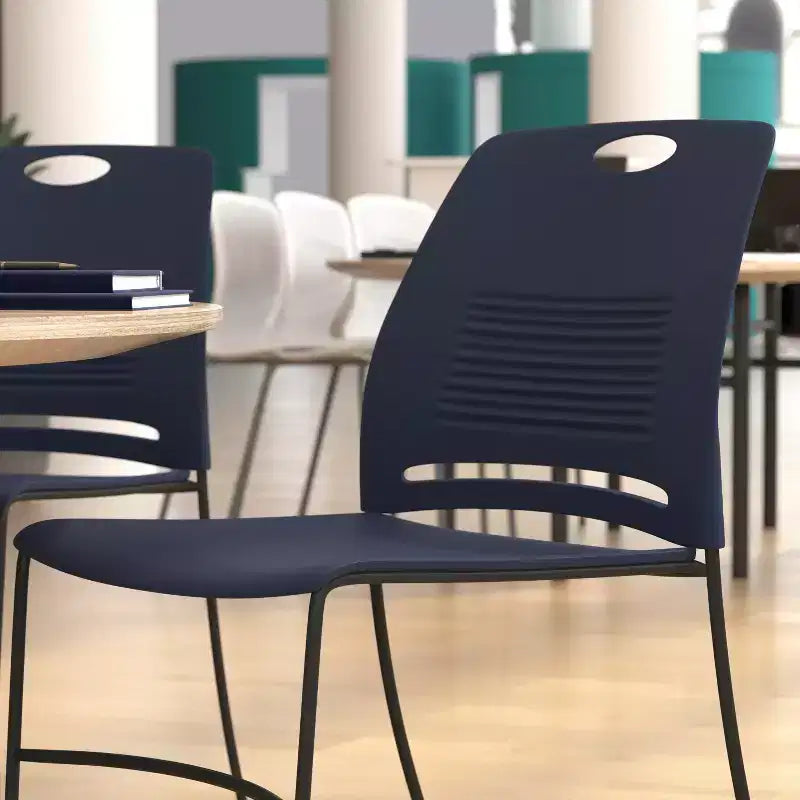 Flash Furniture Série HERCULES Ensemble de 5 chaises empilables en plastique de qualité commerciale, capacité 300 kg, avec piètement luge enduit de poudre et poignée de transport intégrée