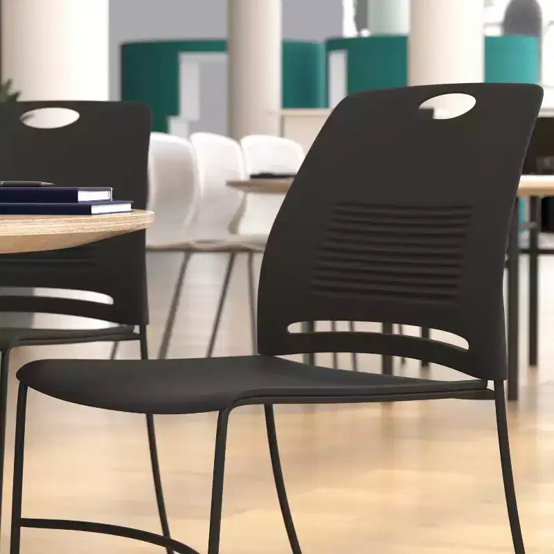 Flash Furniture Série HERCULES Ensemble de 5 chaises empilables en plastique de qualité commerciale, capacité 300 kg, avec piètement luge enduit de poudre et poignée de transport intégrée