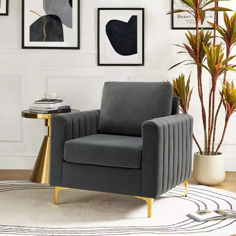 Fauteuil club capitonné contemporain en bois Iapygia avec pieds en métal pour chambre et salon | ART OF LIVING DESIGNS