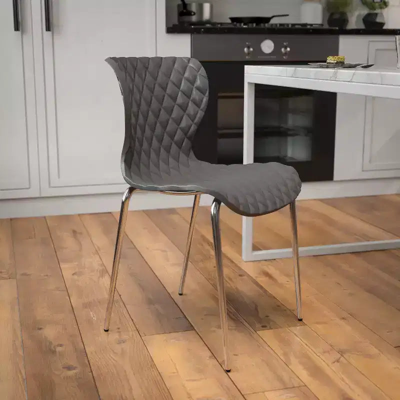 Lot de 4 chaises empilables Emma and Oliver en plastique au design contemporain