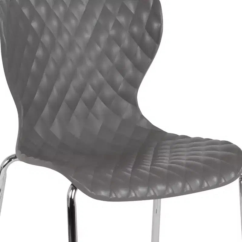 Lot de 4 chaises empilables Emma and Oliver en plastique au design contemporain