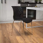 Lot de 4 chaises empilables Emma and Oliver en plastique au design contemporain