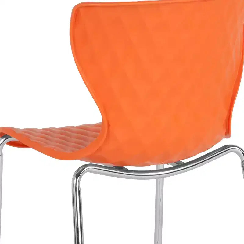 Lot de 4 chaises empilables Emma and Oliver en plastique au design contemporain