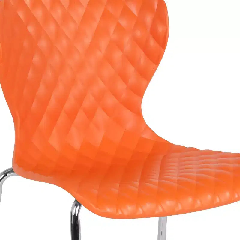 Lot de 4 chaises empilables Emma and Oliver en plastique au design contemporain