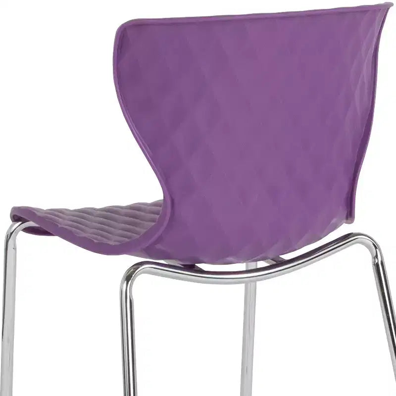 Lot de 4 chaises empilables Emma and Oliver en plastique au design contemporain