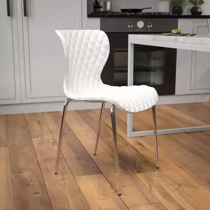 Lot de 4 chaises empilables Emma and Oliver en plastique au design contemporain