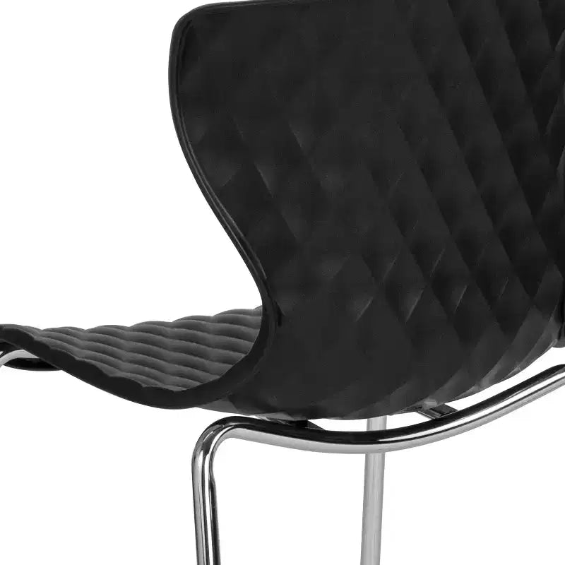 Lot de 4 chaises empilables Emma and Oliver en plastique au design contemporain
