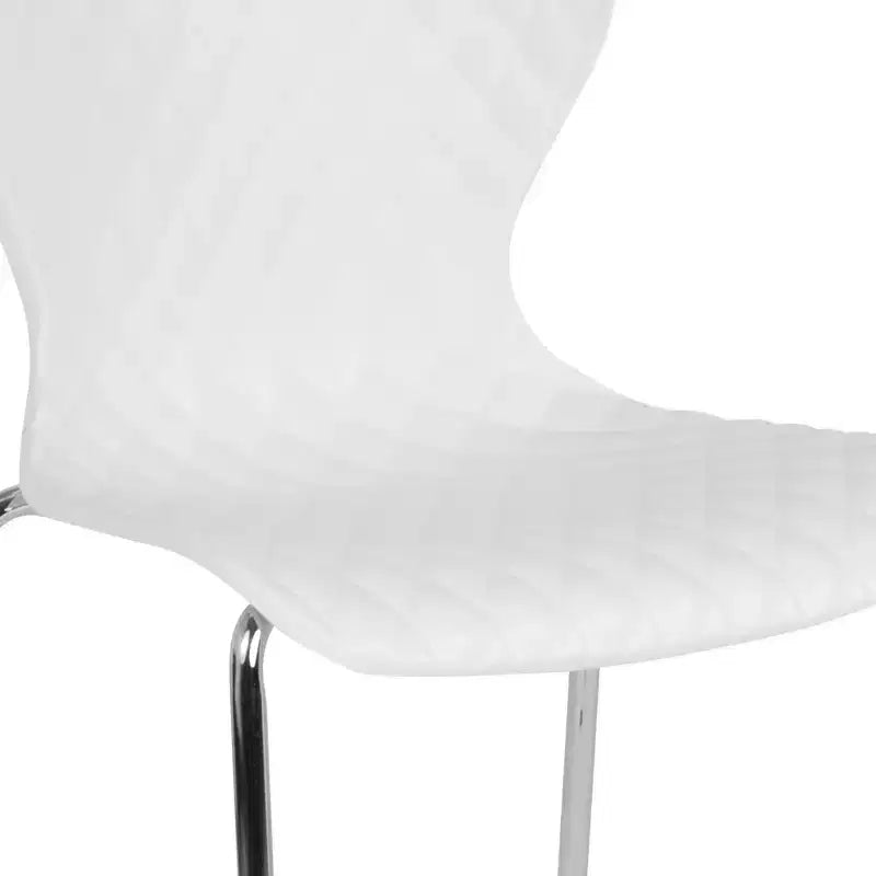 Lot de 4 chaises empilables Emma and Oliver en plastique au design contemporain
