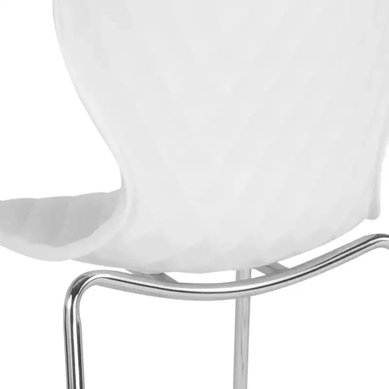 Lot de 4 chaises empilables Emma and Oliver en plastique au design contemporain