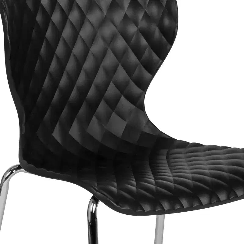 Lot de 4 chaises empilables Emma and Oliver en plastique au design contemporain