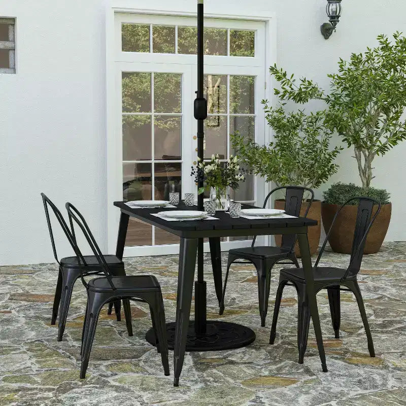 Table à manger d'intérieur/extérieur Merrick Lane avec trou pour parasol, plateau en polyrésine tout temps 30 x 60 et base en acier