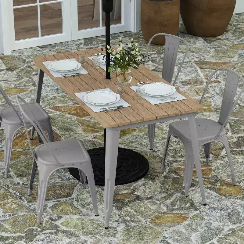 Table à manger d'intérieur/extérieur Merrick Lane avec trou pour parasol, plateau en polyrésine tout temps 30 x 60 et base en acier
