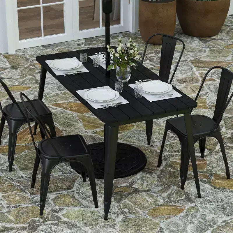 Table à manger d'intérieur/extérieur Merrick Lane avec trou pour parasol, plateau en polyrésine tout temps 30 x 60 et base en acier