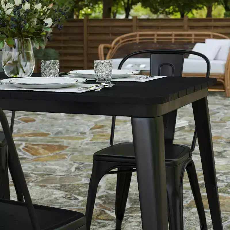 Table à manger d'intérieur/extérieur Merrick Lane avec trou pour parasol, plateau en polyrésine tout temps 30 x 60 et base en acier