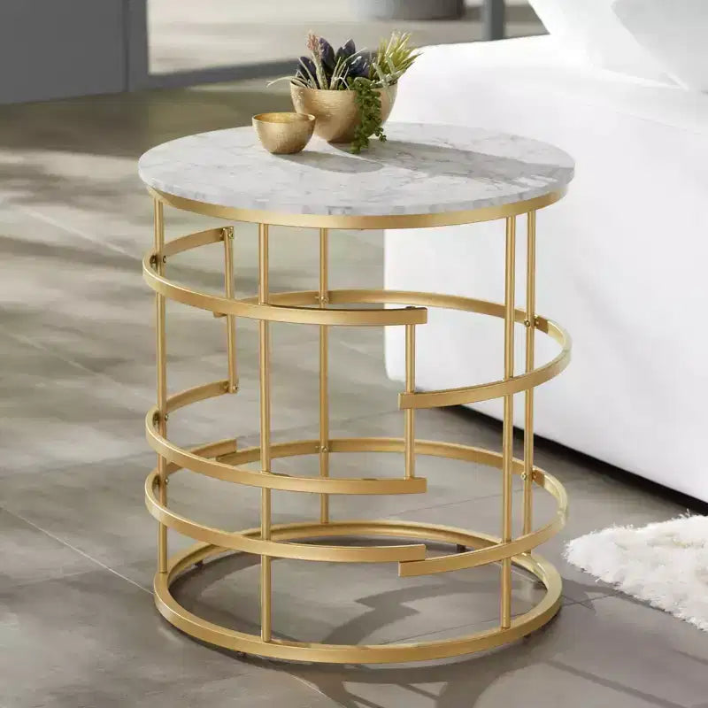 Studio 55D Brassica Table d'appoint géométrique ronde en métal moderne 60 cm de large, plateau en faux marbre doré, crème et gris pour salon, chambre à coucher, maison